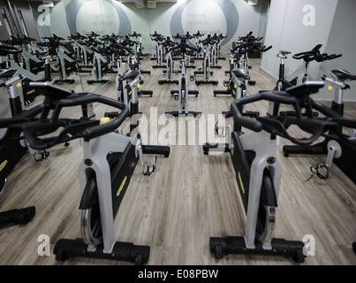 Svuotare palestra palestra piena di biciclette stazionaria Foto Stock