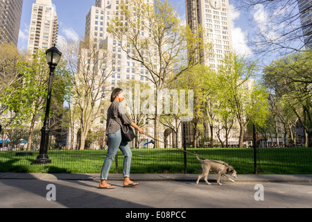 I visitatori al Madison Square Park di New York City e godetevi la primavera meteo Foto Stock