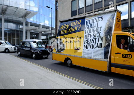 Londra, Regno Unito. 06 Maggio, 2014. Nero Cabbies tenuto una demo in prossimità del coccio contro TFL causando caos del traffico. Credito: Rachel Megawhat/Alamy Live News Foto Stock