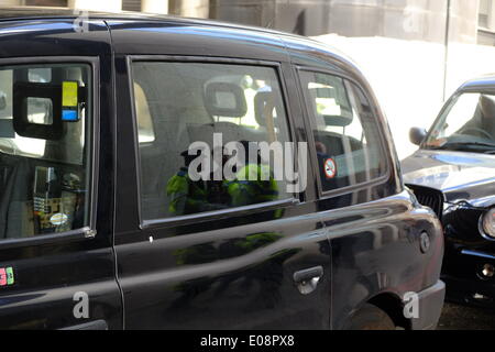 Londra, Regno Unito. 06 Maggio, 2014. Nero Cabbies tenuto una demo in prossimità del coccio contro TFL causando caos del traffico. Credito: Rachel Megawhat/Alamy Live News Foto Stock