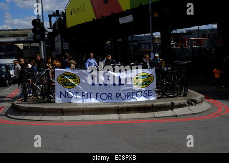 Londra, Regno Unito. 06 Maggio, 2014. Nero Cabbies tenuto una demo in prossimità del coccio contro TFL causando caos del traffico. Credito: Rachel Megawhat/Alamy Live News Foto Stock