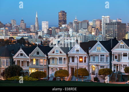 Il Painted Ladies e la città al crepuscolo, Alamo Square, San Francisco, California, Stati Uniti d'America, America del Nord Foto Stock