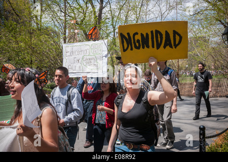 Gli attivisti nel rally di Washington Square Park nel Greenwich Village di New York per il 'Lavoratori Immigrati giustizia Tour' il giorno di maggio Foto Stock