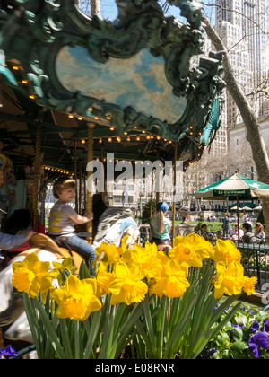 Le giostra in Bryant Park in primavera, NYC, STATI UNITI D'AMERICA Foto Stock