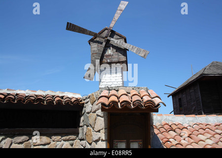 Decorazione di mulini a vento sul tetto di un ristorante a Nesebar, Bulgaria. Foto Stock