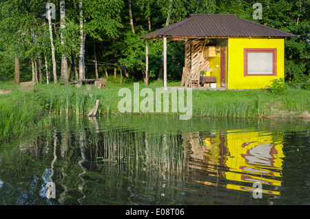 Giallo bathhouse relax presso il laghetto del paese nel periodo estivo Foto Stock