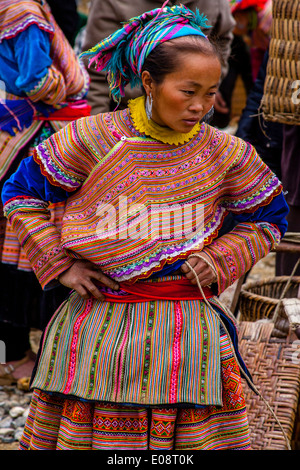 Flower popolo Hmong presso il mercato domenicale di Bac Ha, Lao Cai Provincia, Vietnam Foto Stock