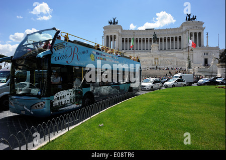 Italia, Roma, Piazza Venezia, autobus turistico e Vittoriano Foto Stock