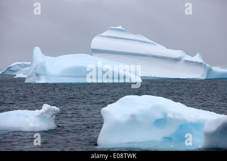 Soffiata dal vento e sagomata iceberg nei pressi de Cuverville Island Antartide Foto Stock