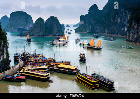 Una vista della baia di Halong, Golfo del Tonchino, Vietnam Foto Stock