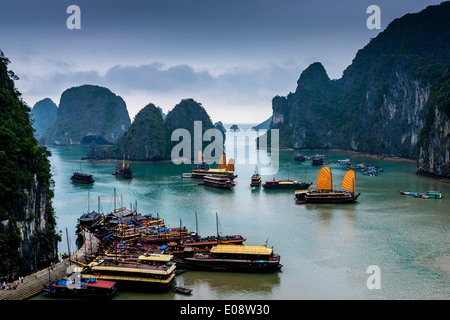 Una vista della baia di Halong, Golfo del Tonchino, Vietnam Foto Stock