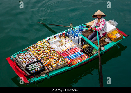 Offerta Barca vendono spuntini ai turisti in Tour barche nella baia di Halong, Quảng Ninh Provincia, Vietnam Foto Stock