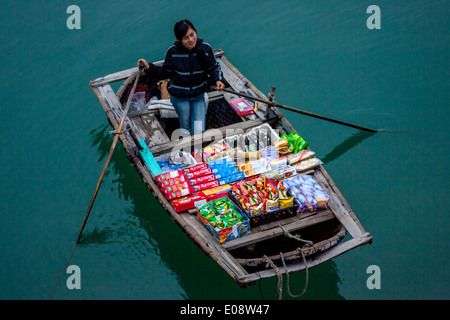 Offerta Barca vendono spuntini ai turisti in Tour barche nella baia di Halong, Quảng Ninh Provincia, Vietnam Foto Stock