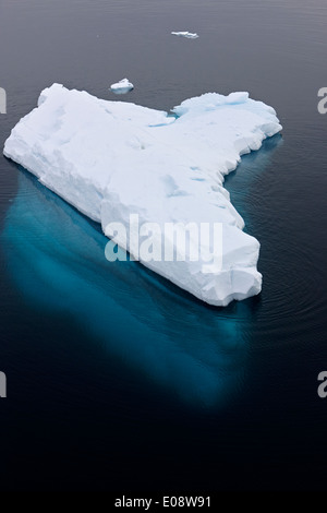 Iceberg con piccola porzione sopra la linea di galleggiamento e un enorme volume sotto l'antartide Foto Stock
