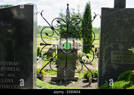 Nero in ottone a forma di stella ornamento con lucido pietra verde nel cimitero Foto Stock