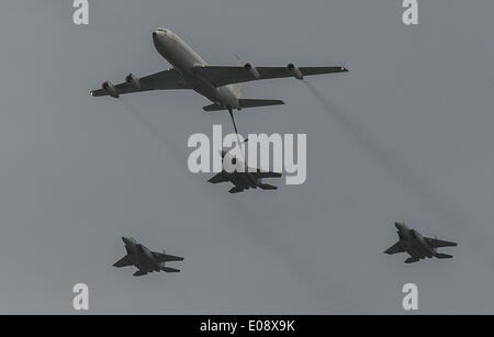 Tel Aviv, Israele il giorno dell'indipendenza. Il 6 maggio, 2014. Israeliano forze dell'aria aerei frequentare un air show al di sopra del mare Mediterraneo a Tel Aviv, Israele, durante una celebrazione per Israele il giorno di indipendenza, il 6 maggio 2014. Inizio al tramonto lunedì e termina al tramonto del sole del martedì, Israele ha celebrato la sua indipendenza giorno segnando il paese del sessantesimo anniversario. Credito: Li Rui/Xinhua/Alamy Live News Foto Stock