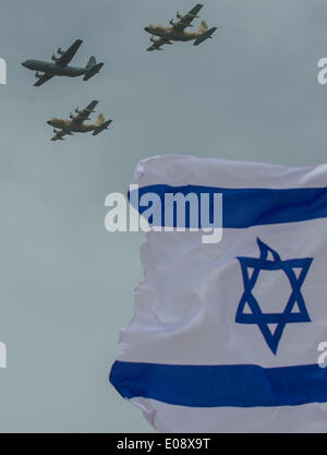 Tel Aviv, Israele il giorno dell'indipendenza. Il 6 maggio, 2014. Israeliano forze dell'aria aerei frequentare un air show al di sopra del mare Mediterraneo a Tel Aviv, Israele, durante una celebrazione per Israele il giorno di indipendenza, il 6 maggio 2014. Inizio al tramonto lunedì e termina al tramonto del sole del martedì, Israele ha celebrato la sua indipendenza giorno segnando il paese del sessantesimo anniversario. Credito: Li Rui/Xinhua/Alamy Live News Foto Stock