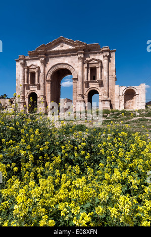 Ingresso principale, l'Arco di Adriano, Jerash (Gerasa) un romano decapoli city, Giordania, medio oriente Foto Stock