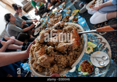 Un gruppo di turisti avente un pranzo tradizionale con una famiglia locale in orjan villaggio vicino al sentiero ayoun. Giordania Foto Stock