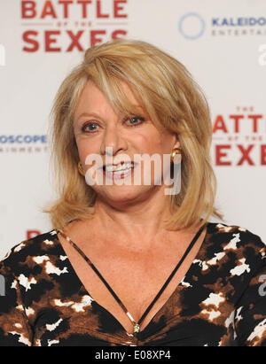 Londra, UK, UK. Il 26 giugno, 2013. Elaine Paige arriva per il Regno Unito Premiere di "battaglia dei sessi' a Vue Leciester Square. © Ferdaus Shamim/ZUMA filo/ZUMAPRESS.com/Alamy Live News Foto Stock