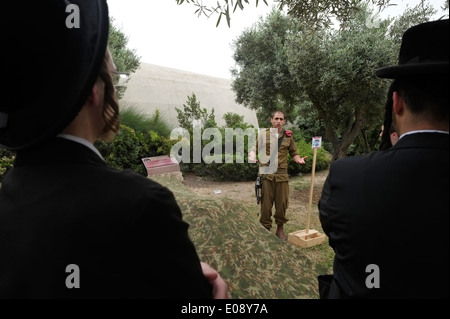 Soldato israeliano dare spiegazione per gli ebrei ortodossi durante una mostra di apparecchiature militari durante il 66° Celebrazioni del giorno dell'indipendenza sulla collina di munizioni in Gerusalemme Israele Foto Stock