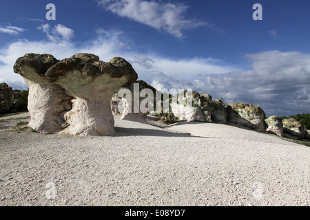 Funghi di pietra naturale fenomeno sopra il villaggio di Beli Plast, Bulgaria Foto Stock