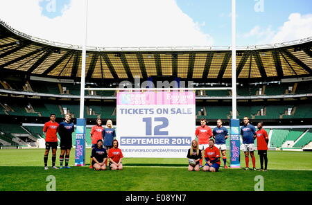 Twickenham, Regno Unito. 06 Maggio, 2014. Numero 12 i giocatori dal locale club di rugby di posa per una foto con l'Inghilterra 2015 Coppa del Mondo di Rugby durante i 500 giorni di andare fino a quando la Coppa del Mondo di Rugby 2015 Annuncio a Twickenham Stadium il 6 maggio 2014 a Londra, Inghilterra. Credito: Azione Sport Plus/Alamy Live News Foto Stock