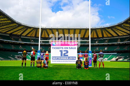 Twickenham, Regno Unito. 06 Maggio, 2014. Numero 12 i giocatori dal locale club di rugby di posa per una foto con l'Inghilterra 2015 Coppa del Mondo di Rugby durante i 500 giorni di andare fino a quando la Coppa del Mondo di Rugby 2015 Annuncio a Twickenham Stadium il 6 maggio 2014 a Londra, Inghilterra. Credito: Azione Sport Plus/Alamy Live News Foto Stock