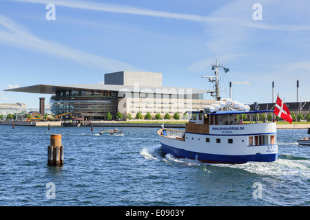 Barca e vista offshore alla moderna Opera House sul lungomare di Holmen, Christianshavn, Copenaghen, Amager, Danimarca Foto Stock