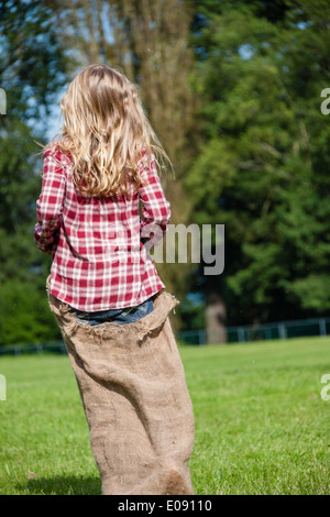 Ragazza in un sacco gunny gara Foto Stock