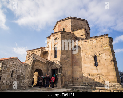 Monastero di Jvari vicino a Mtskheta, la vecchia capitale della Georgia. Il monastero è un sito Patrimonio Mondiale dell'UNESCO. Foto Stock