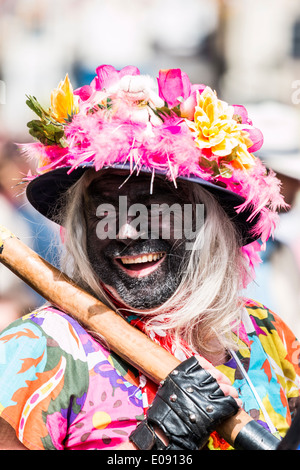 Uomo vestito come nero di fronte donna giocando lo stolto in occasione dell'annuale Festival spazia Rochester 2014 Foto Stock