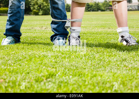 Un ragazzo e una ragazza pronta per un 3 zampe gara Foto Stock