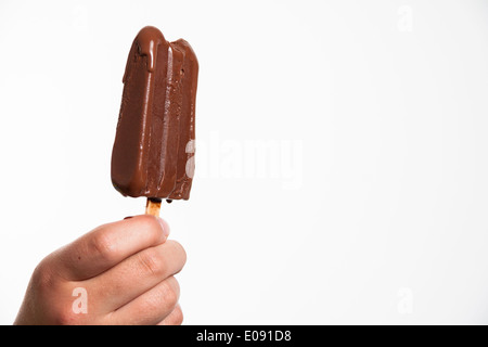 Possicles, ricoperti di cioccolato, con una foglia d'oro commestibile sopra  su uno sfondo ghiacciato con neve. Possicola e dolce dessert su un bastone.  Vista dall'alto Foto stock - Alamy