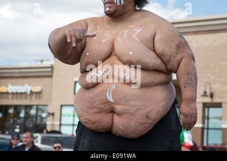 Detroit, Michigan - un lottatore su un galleggiante in annuale di Cinco de Mayo parade Foto Stock