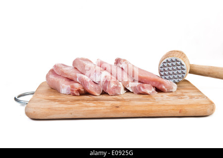 La carne cruda e il tenerizzatore a bordo - sfondo bianco Foto Stock