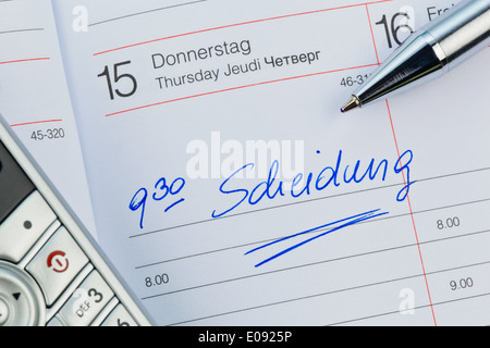 Un appuntamento viene messo giù in un calendario: separazione, Ein Termin ist in einem Kalender eingetragen: Scheidung Foto Stock