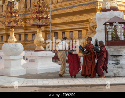 Bagan Birmania Myanmar monaci Foto Stock