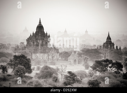 Il Sud Est Asiatico MYANMAR Birmania Bagan templi pagani stupas a Alba sunrise nel sito archaeolgical Foto Stock