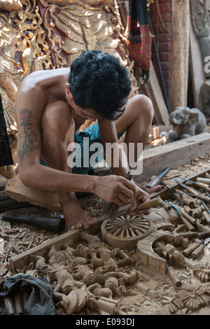 Il Sud Est Asiatico MYANMAR Birmania Mandalay City Amarapura uomo intagliare il legno in intagliatori del legno quartiere carving Foto Stock