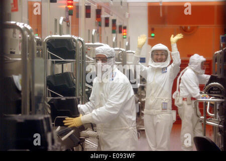 (140506) -- Gerusalemme, 6 maggio 2014 (Xinhua) -- File foto scattata su gen. 4, 2006, mostra di lavoratori presso lo stabilimento di Intel in Kiryat Gat nel sud di Israele. Stati Uniti il gigante dei chip Intel investirà 5,8 miliardi di dollari per aggiornare il suo impianto di produzione nella città di Kiryat Gat nel sud di Israele, il paese del Ministero dell'economia detto lunedì. Il ministero si aspetta che l'aggiornamento permetterà di creare circa 1.200 nuovi posti di lavoro direttamente per Intel e circa 4 mila posti di lavoro aggiuntivi nel sud del paese. Dopo l'aggiornamento, la pianta che produce attualmente 22-nanometri chips, produrrà advanced 10-nanometri chip. (Xinhu Foto Stock