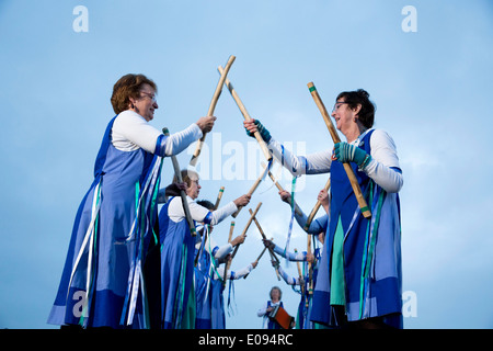 Il Glorishears Birmingham Ladies Morris Dance Group - Benvenuti nell'alba sulla cima di Barr Beacon, Birmingham Foto Stock