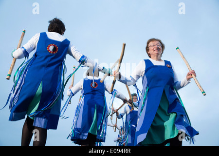 Il Glorishears Birmingham Ladies Morris Dance Group - Benvenuti nell'alba sulla cima di Barr Beacon, Birmingham Foto Stock