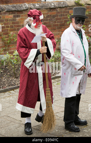 Il Shakespeare Mummers prendendo parte al St George's Day parade di Alcester, Warwickshire Foto Stock