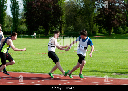 Atletica, corridori passando il testimone in uomini 4x400m staffetta a livello di club, REGNO UNITO Foto Stock