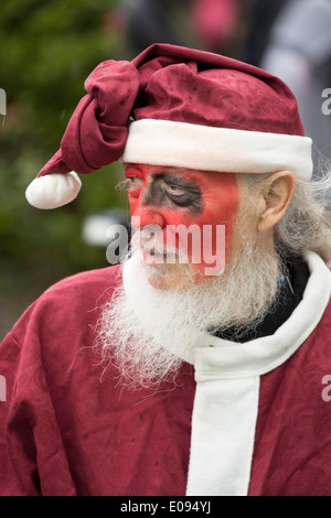 Il Shakespeare Mummers prendendo parte al St George's Day parade di Alcester, Warwickshire Foto Stock