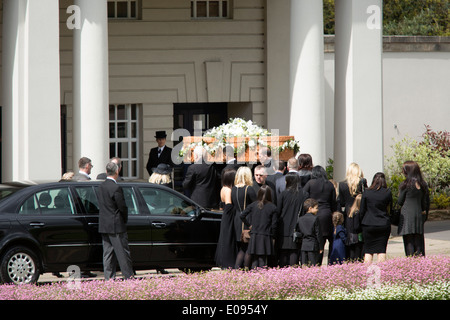 Il funerale di autore Sue Townsend al De Montfort Hall di Leicester. La bara di vimini è portato nella hall. Foto Stock