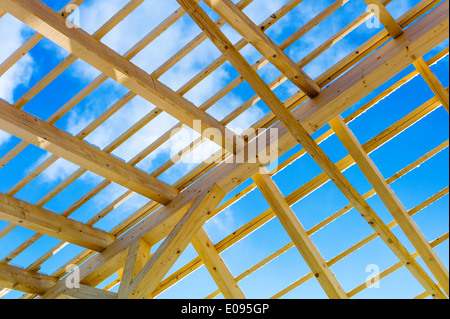 Struttura di tetto di legno, simbolico foto fue casa propria, la costruzione di una casa e casa finanziamento, Dachkonstruktion aus Holz, simbolo Foto Stock