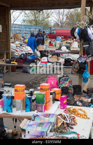 Detroit, Michigan - fornitori e acquirenti in un esterno di mercato delle pulci a Detroit Mexican-American del vicinato. Foto Stock