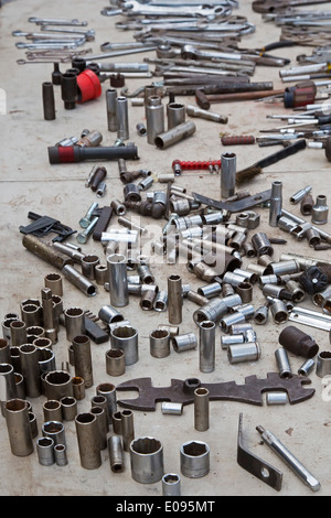 Detroit, Michigan - le prese per le chiavi e altri strumenti in vendita su un esterno di mercato delle pulci. Foto Stock